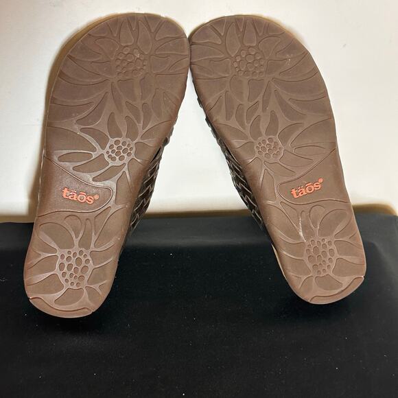 Taos Footwear Brown Woven Sandals - Picture 8 of 11